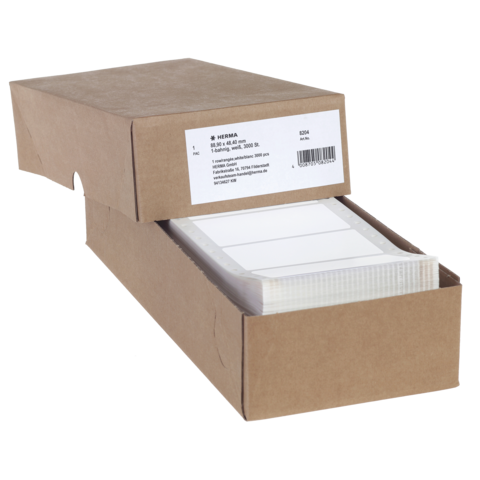 Braune Kartonbox mit einem Stapel weißer Etiketten, teilweise sichtbar, mit einem Aufkleber auf der Vorderseite.