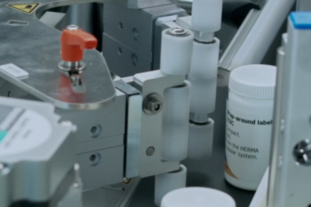 Startseitenslider mit einer Etikettiermaschine, die Verpackungen etikettiert