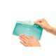 Eine Hand hält einen flachen, mintgrünen Behälter mit einem Deckel, während die andere Hand den Behälter berührt.