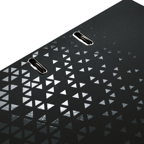 Schwarze Oberfläche mit geometrischem Muster aus kleinen, glänzenden Dreiecken und zwei Löchern für eine Bindung.