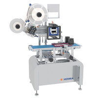 Etikettiermaschine mit Rollen, Bedienfeld und Förderband, hergestellt von HERMA. Ideal für industrielle Anwendungen.