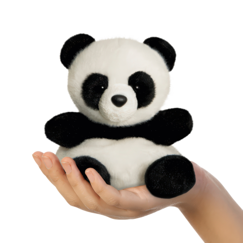 Ein Hand hält ein niedliches, plüschiges Pandabärchen mit schwarz-weißen Farben und runden Ohren.