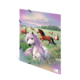 Eine Gruppe von Pferden, darunter ein geflecktes Pony mit geflochtenem Haar, grast auf einer blühenden Wiese unter einem sanften Himmel.