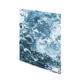 Wasseroberfläche mit Blasen und Lichtreflexionen, die eine dynamische und klare Darstellung von Wasserbewegung zeigt.