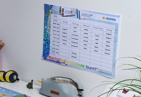 Ein Stundenplan mit Fächern und Zeiten für die Woche, einschließlich Englisch, Mathe und Kunst, an einer Wand befestigt.