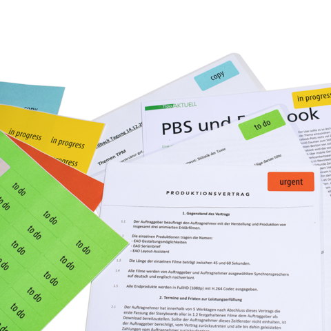 Verschiedene Dokumente und Notizen mit Aufschriften wie "to do", "in progress" und "urgent", die auf Projektmanagement hinweisen.
