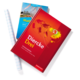 Zwei Lehrbücher liegen übereinander, eines mit dem Titel "Diercke Drei" und das andere "Mathematik". Ein Blatt kariertes Papier ist daneben.