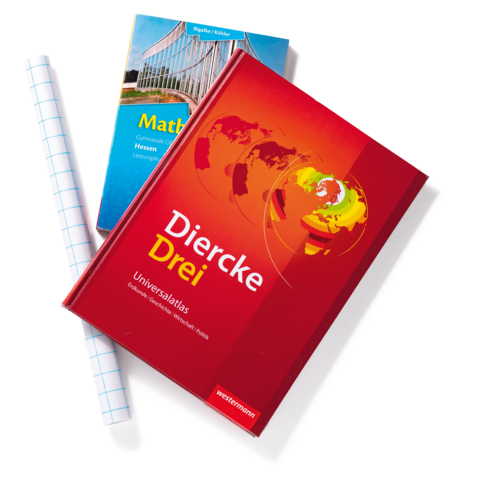 Zwei Lehrbücher liegen übereinander, eines mit dem Titel "Diercke Drei" und das andere "Mathematik". Ein Blatt kariertes Papier ist daneben.