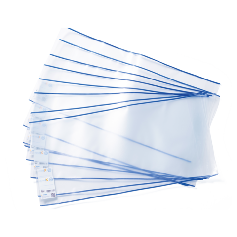 Eine Stapel transparenter Kunststoffhüllen mit blauen Rändern, geeignet für Dokumente oder Fotos.