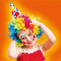 Mädchen als Clown verkleidet mit Faceart Stickern