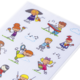 Bunte Zeichnung von Kindern, die verschiedene Musikinstrumente spielen und tanzen, umgeben von Noten und Wolken.